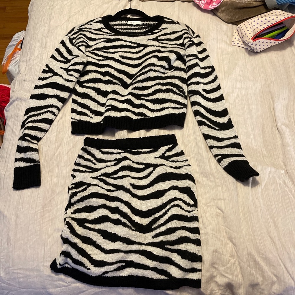 XS sweater skirt set zebra print